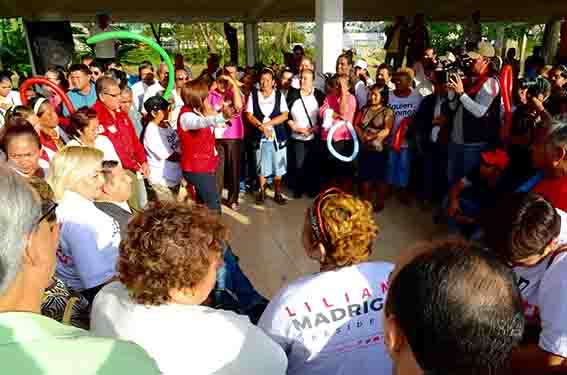 Visita Liliana Madrigal a locatarios de Gaviotas