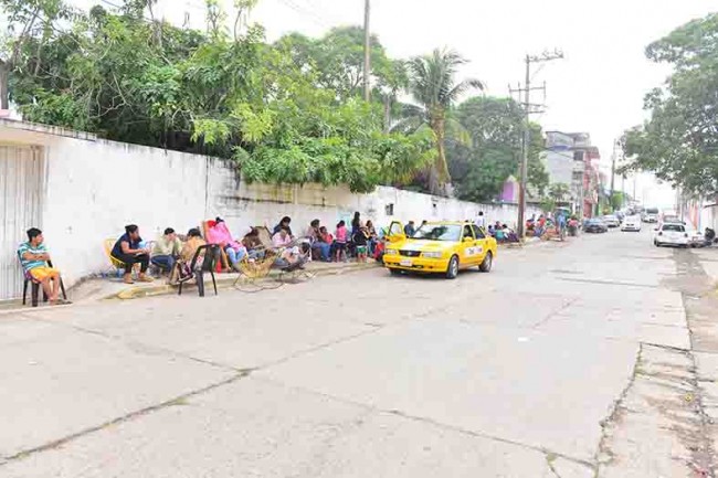 Viacrucis de padres de para agarrar cupo en escuelas