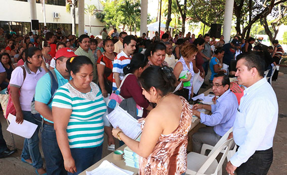 Agradecen entrega de becas a sus hijos