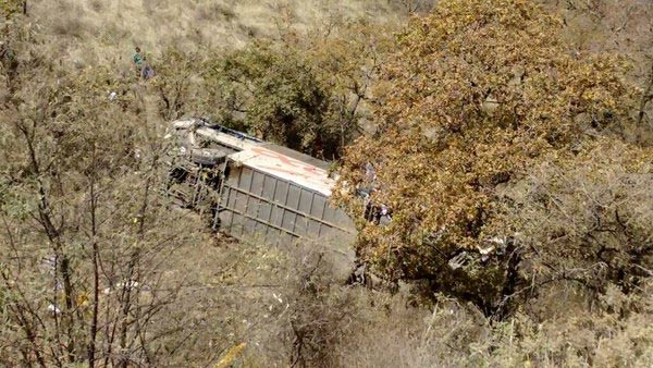 Cae autobús a barranco, un muerto y 30 heridos