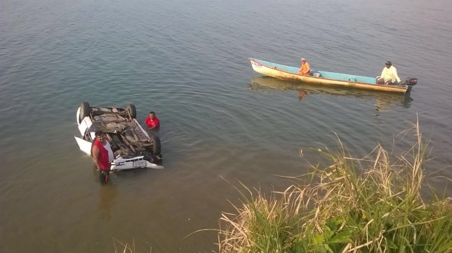 De milagro se salvó, cayó de un puente