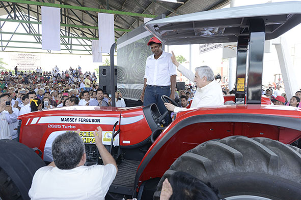 Entrega Núñez apoyos en Jonuta