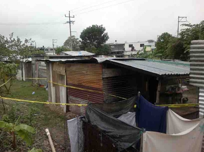 Retan el peligro, familias  viven a orillas del ferrocarril