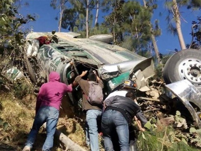 Cae autobús a un barranco en Guatemala