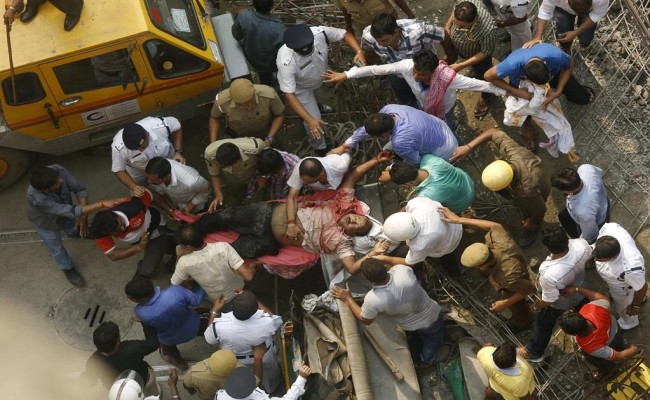 Derrumbe de puente en  India deja 14 muertos