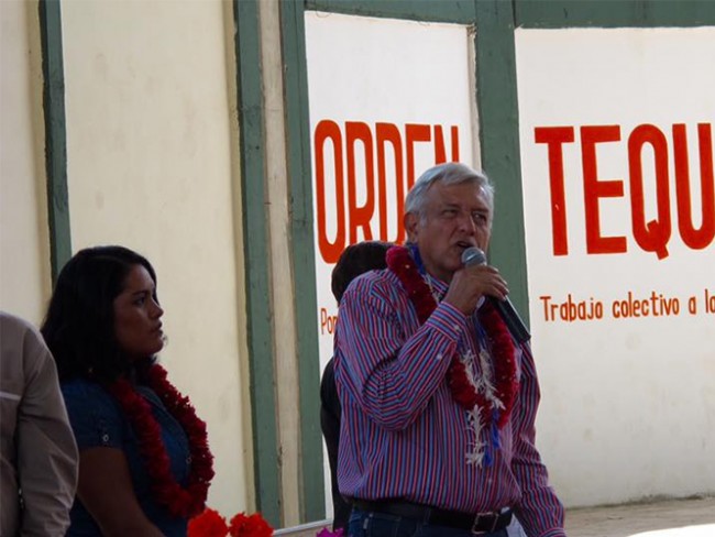 Firma AMLO acuerdo con magisterio oaxaqueño