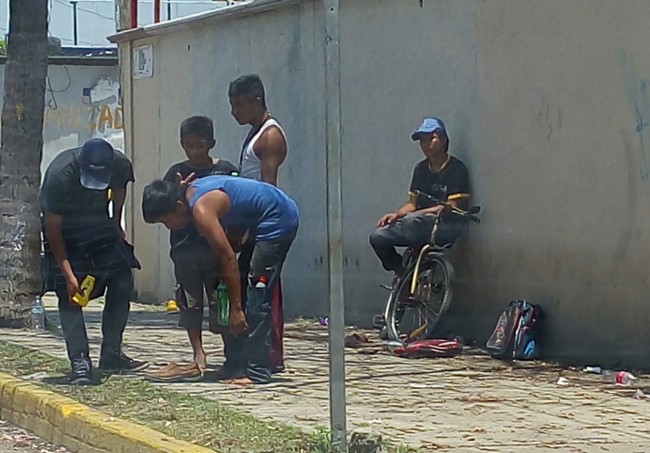 Jóvenes abandonan la escuela