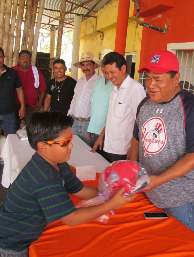 Beisbolistas reciben sus uniformes