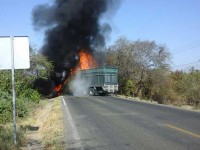 Cierran paso a convoy de  seguridad en Apatzingán