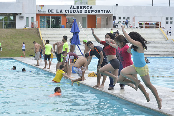 A tope alberca de la Deportiva