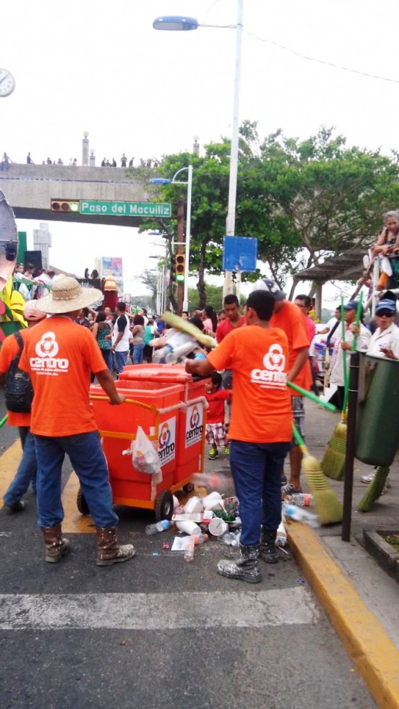 Toneladas de basura por desfile de carros