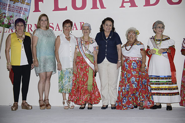 Asiste MLLA a elección de ‘Flor Abuelita 2016’