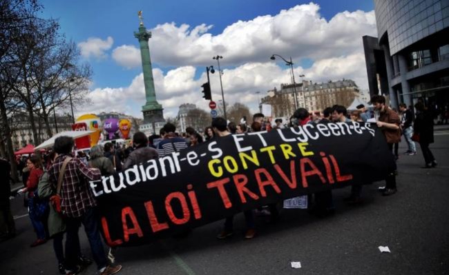 Detienen a 130 durante manifestación estudiantil