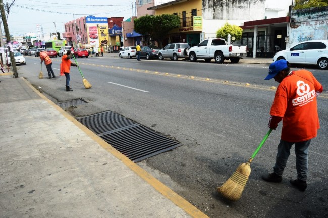 Limpian avenidas para desfile de carros alegóricos