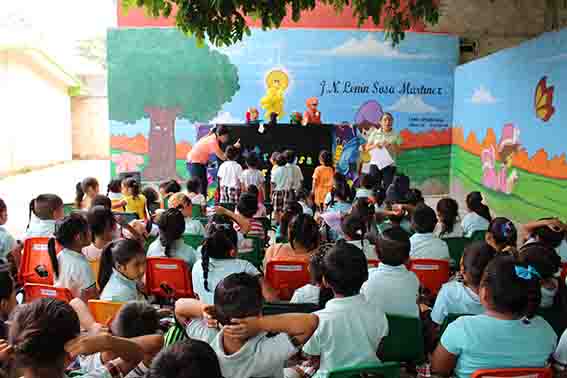 Llevan a escuelas lectura  “Cuento antiprincesa Frida”