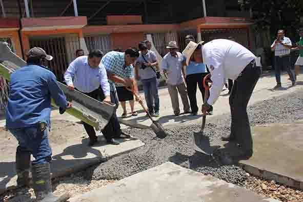 Supervisa Acosta León trabajos del drenaje