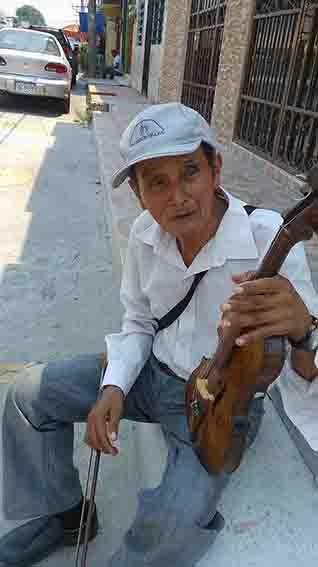 Peregrina Juan, con su violín