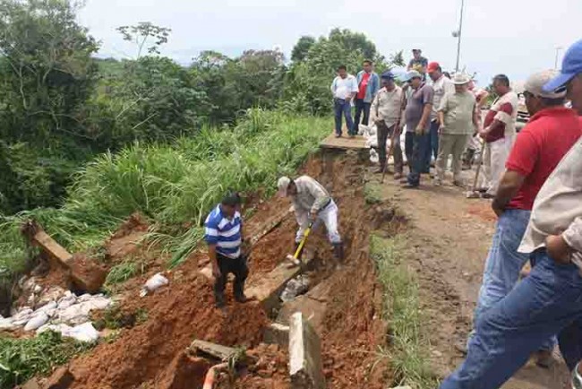 Lluvias provocan deslave  en la carretera a Teapa