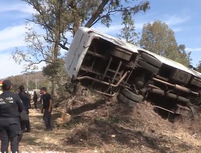 Choca camión con 20 custodios de la SSP