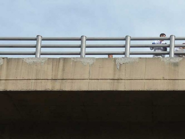 Secuestran a joven y lo lanzan de puente