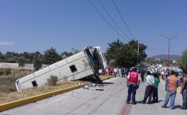 Vuelca autobús de Pasajeros, 20 heridos