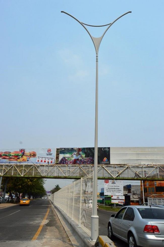 Instalan el primer poste de en Ruiz Cortines