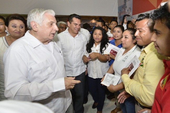 Entrega Núñez 7 mil becas a estudiantes