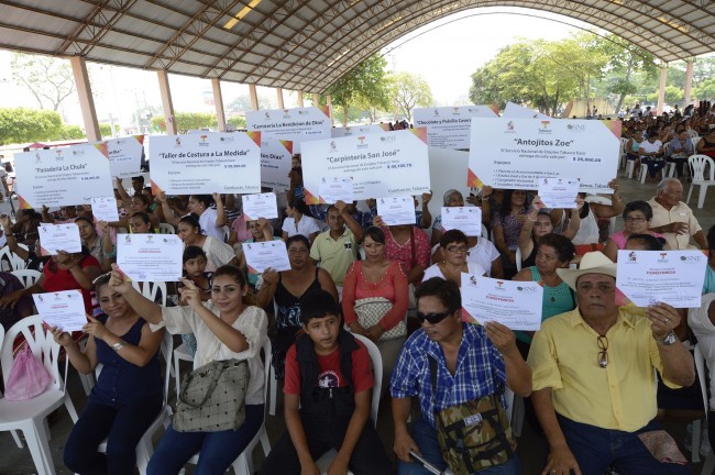 Entregan Becas en Chontalpa