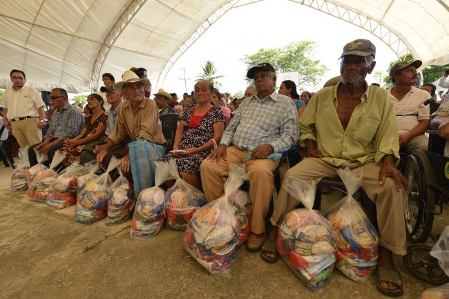 Entregan paquetes  alimentarios a adultos mayores