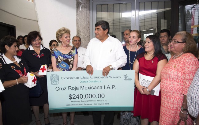 Entrega UJAT donativo a la Cruz Roja Mexicana