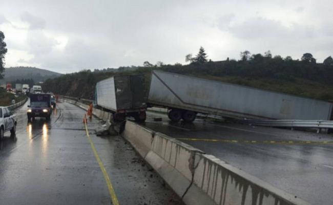 Colisionan tráilers en la carretera Toluca-Palmillas