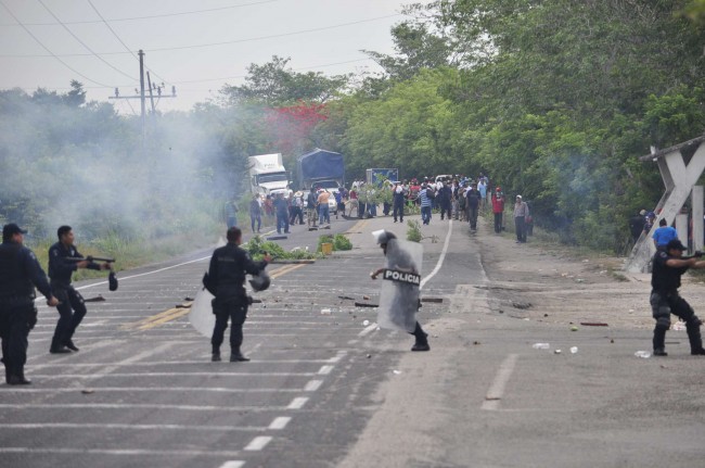 Enfrentamiento deja más de 25 lesionados y 12 detenidos