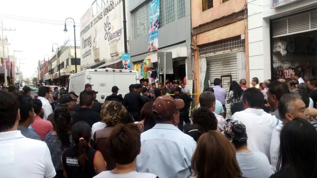 Encuentran dos cuerpos  en una tienda de ropa