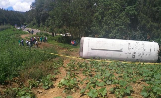 Vuelca autobús y deja más de 25 heridos