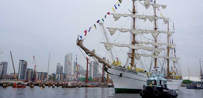 Atraca Cuauhtémoc en el río Támesis