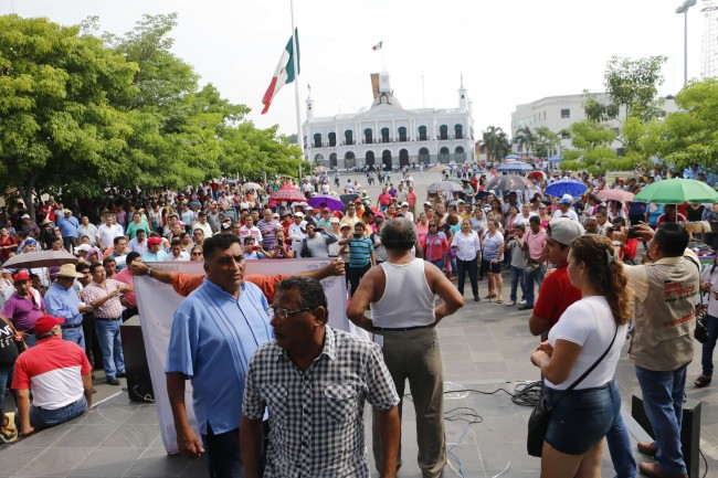 Se insultan maestros y ‘truenan’ marcha