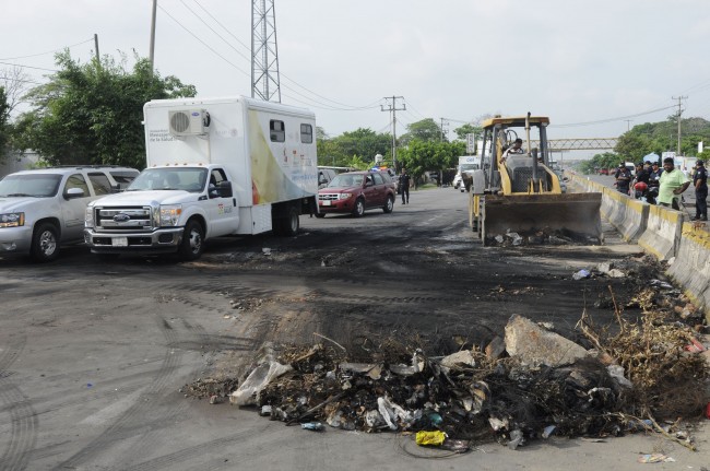 Dejan bloqueos más de 80 toneladas de basura