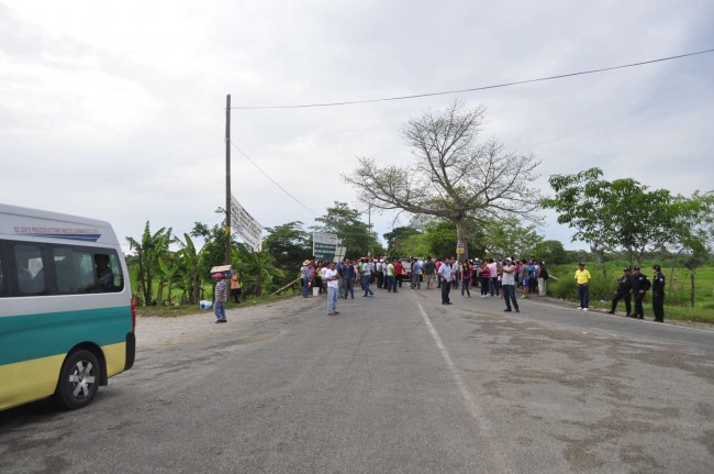 Sigue el bloqueo en la Villahermosa- Frontera