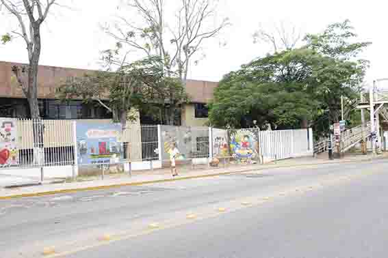 Resguardan edificio de Educación