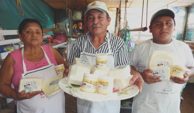 Productores de quesos listos para el festival