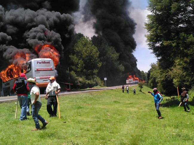 Queman autobuses de pasajeros en Michoacán