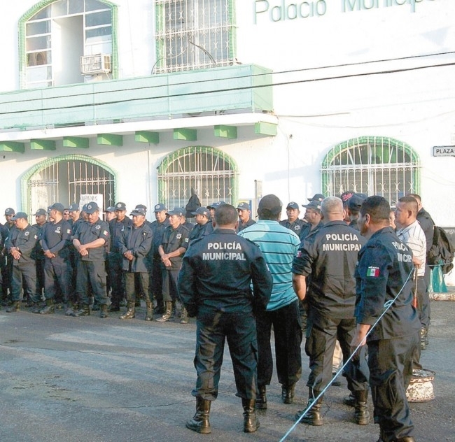 Acusa la fiscalía a policías de proteger a delincuentes