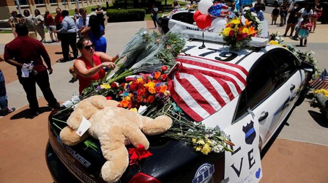 Rinde tributo a policías caídos