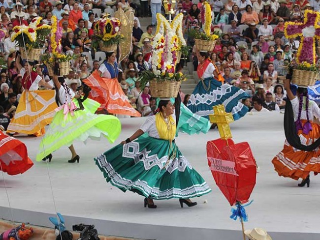 Amaga la CNTE con boicot a la Guelaguetza