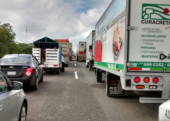 Bloquean carreteras maestros de CNTE