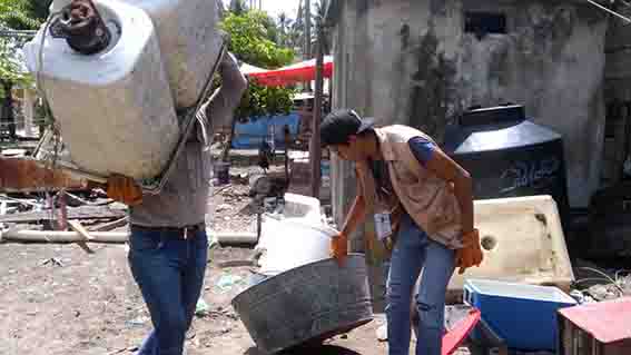 Retira Salud cacharros  en colonias de Centro