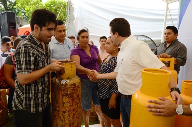 Benefician a vecinos con tanques de gas