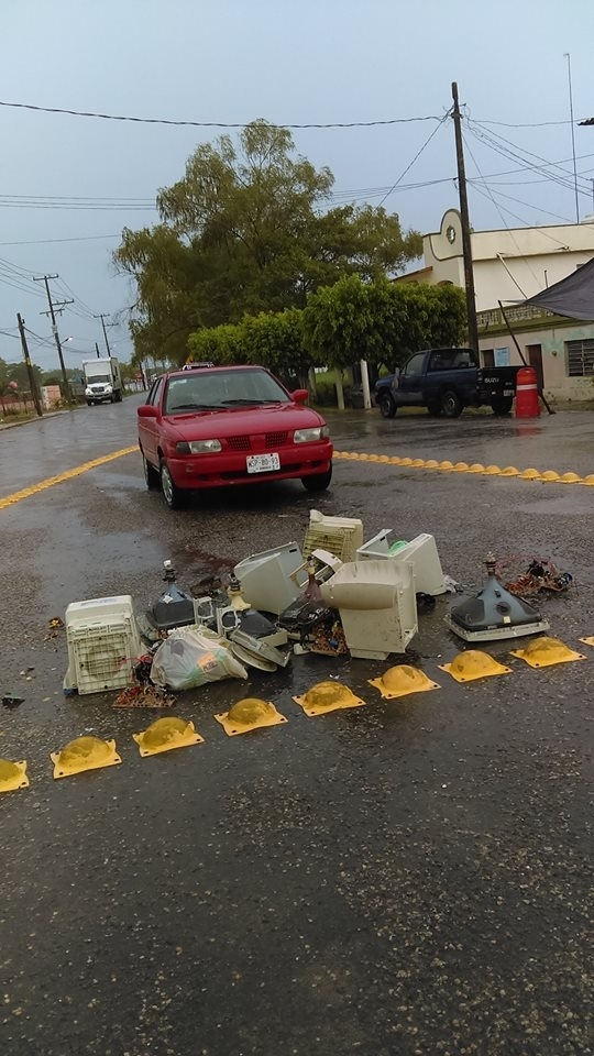 Tiran desechos en carretera federal