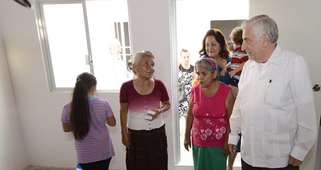 Entregan vivienda digna a familia de la tercera edad