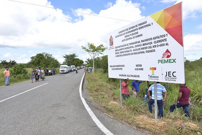 Entregan obras carreteras  en Macuspana y Centro